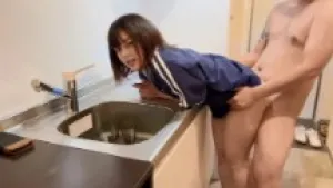 Em ny xinh đẹp đang rửa bát cũng đè ra chịch cho bằng được